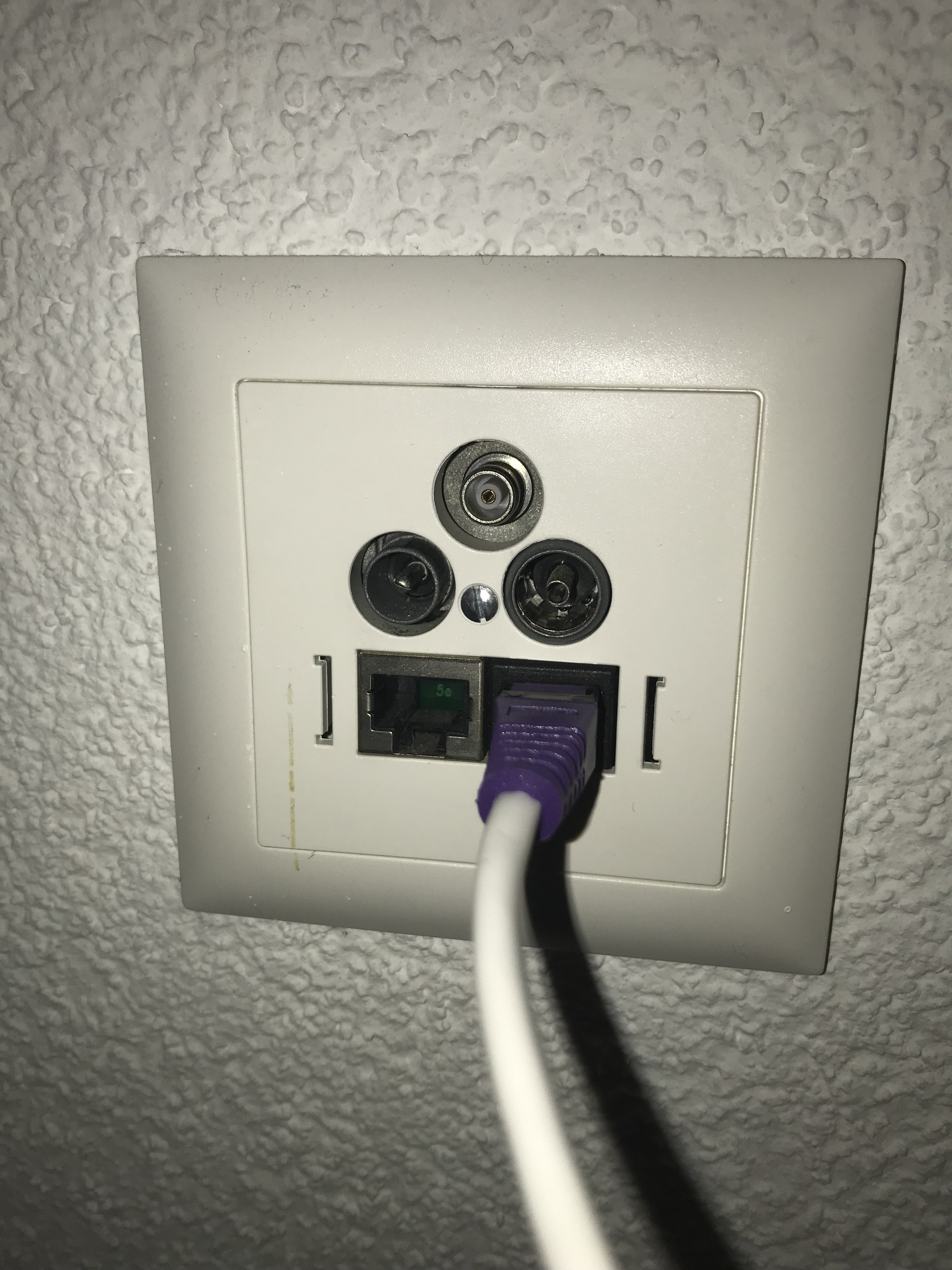 Wohnzimmer (Swisscom-Box mit DSL-Kabel angeschlossen)