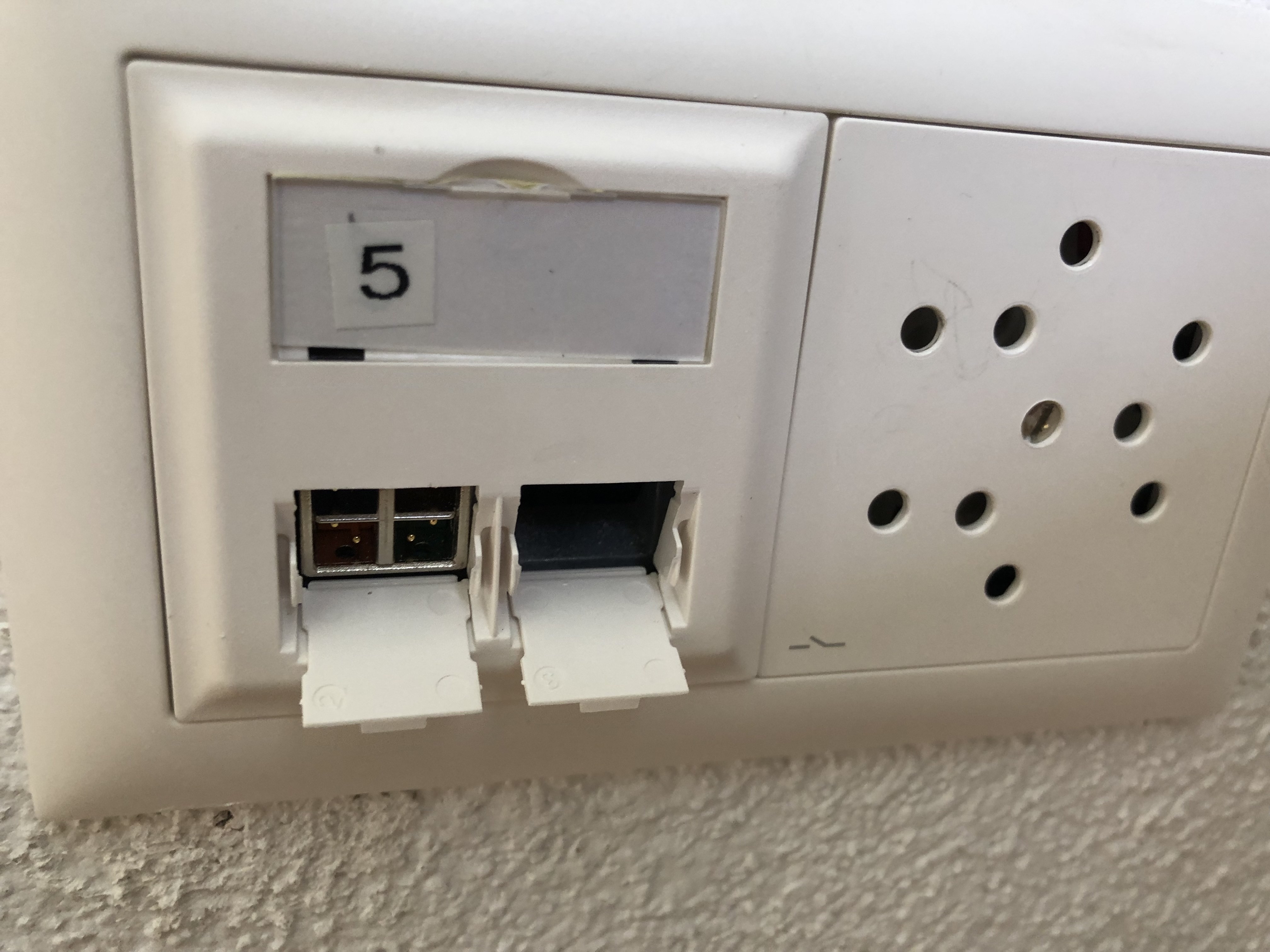 Tulpenstrasse_Prise dans le bureau (où sera installés l'ordinateur)_2 (002).JPG