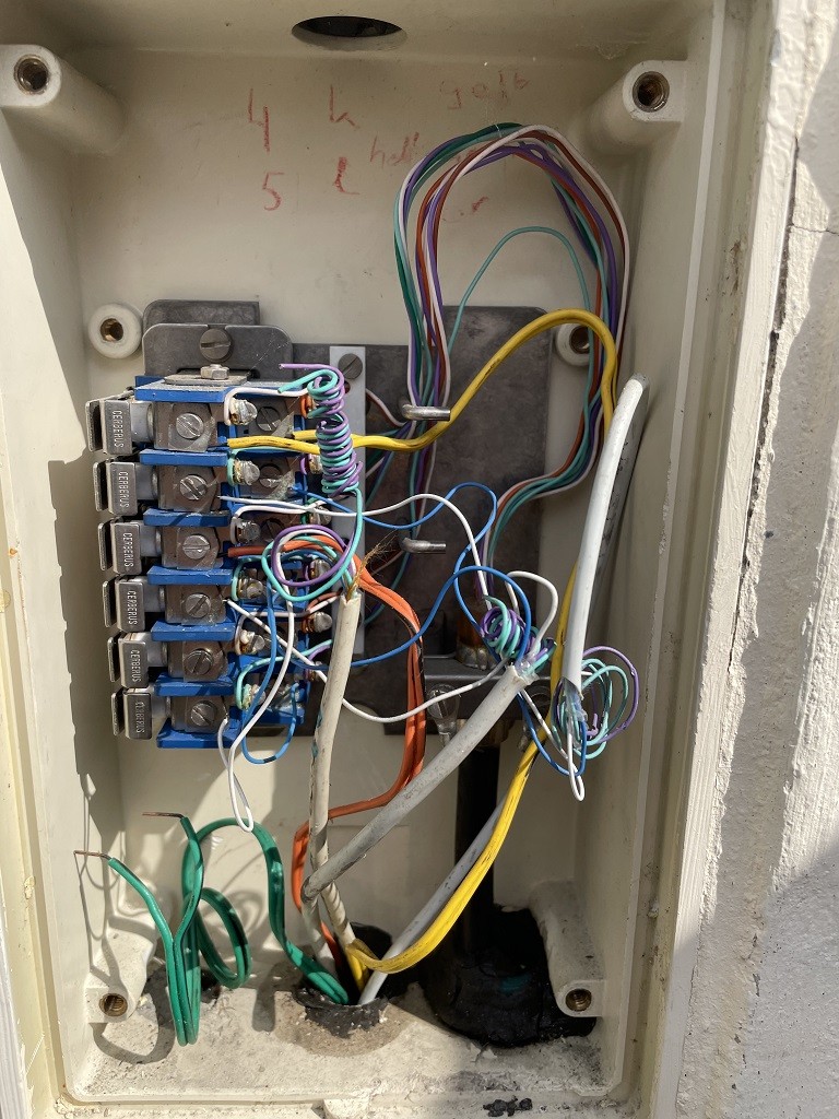 IMG_1856 Anschluss Liegenschaft und Nachbar.JPG