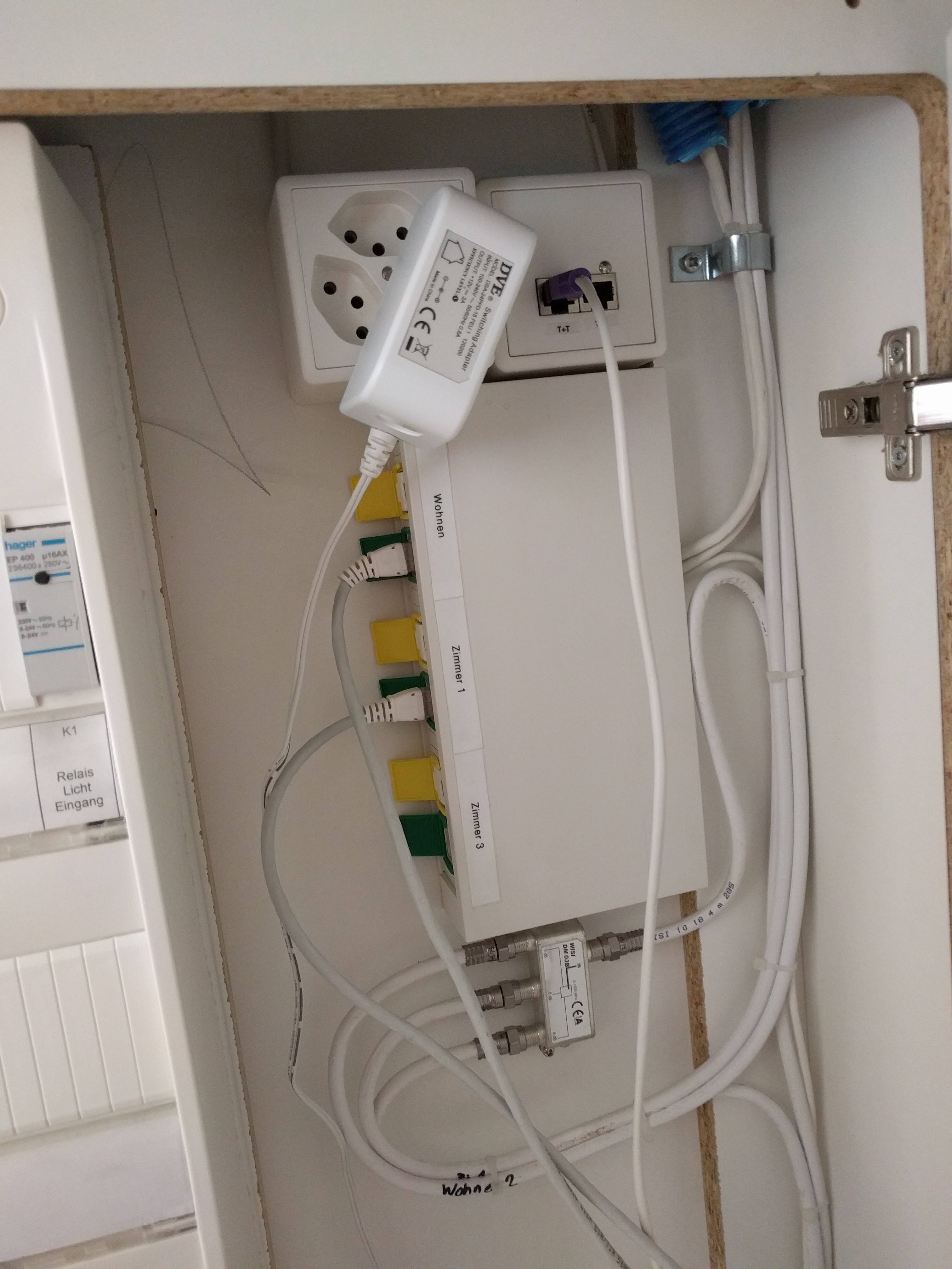 21785iea1afeed9ebd946d.jpg Verteilerkasten mit Modem